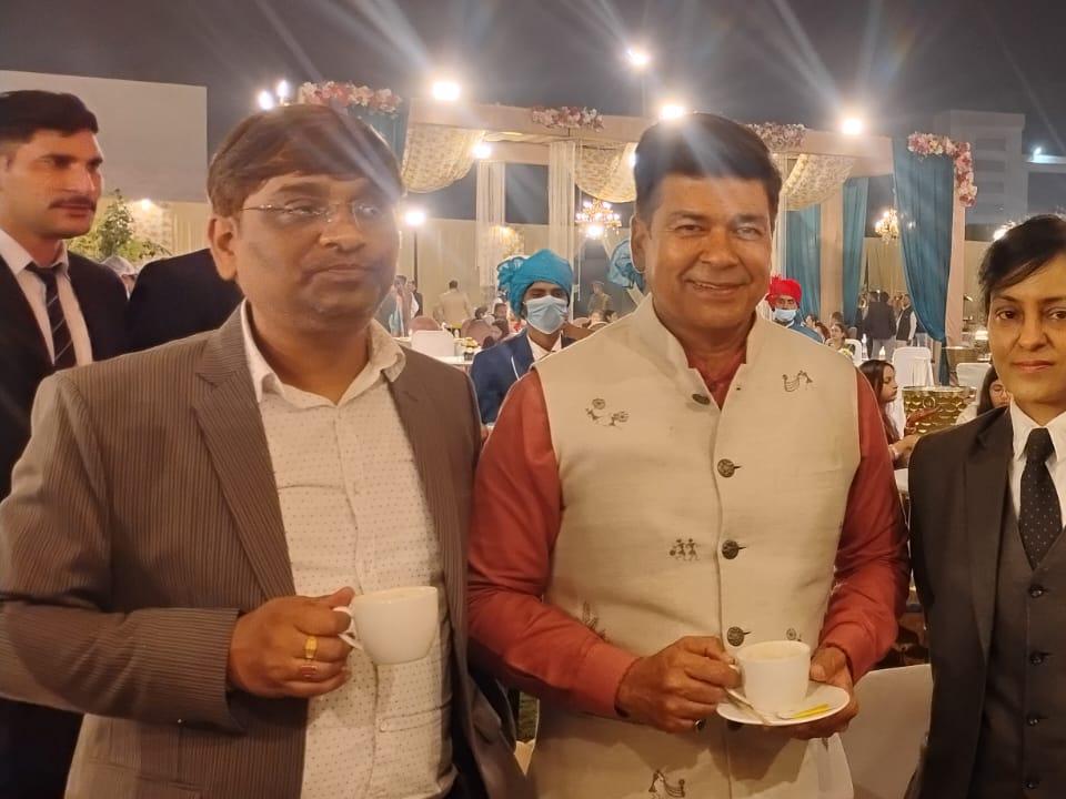 Guests enjoying live tea service near the mandap